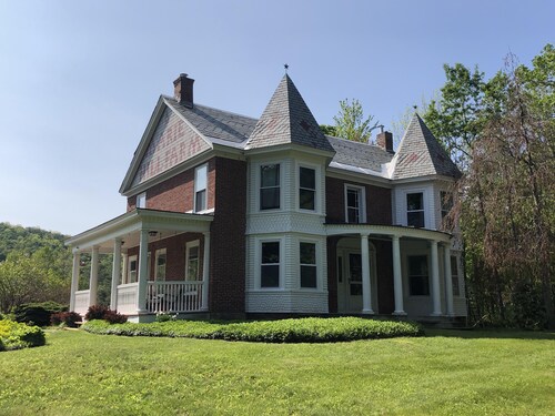 Historic Farmhouse, Quaint Vermont Experience