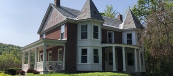 Historic Farmhouse, Quaint Vermont Experience