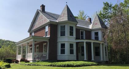 Historic Farmhouse, Quaint Vermont Experience
