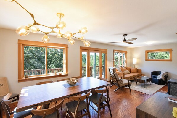 Interior - The Oaks - Private Disc Golf Course, Escape to Paradise in The Oaks, Hot Tub, Gorgeous Seclusion (Lyle)