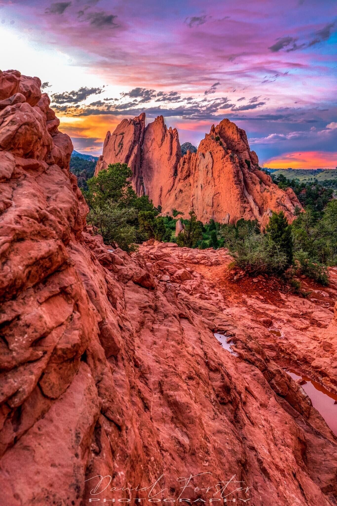 Un paisaje agreste con formaciones rocosas destacadas y un cielo al atardecer.
