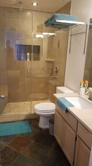 Badewanne, Haartrockner, Handtücher, Seife