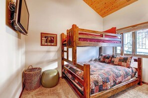2 bedrooms, desk, WiFi