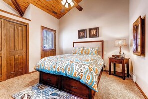 2 bedrooms, desk, WiFi