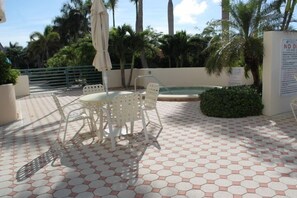 Outdoor dining - Les Falls 705 - Three Bedroom Beach Front-  90 day minimum rental (Marco Island)
