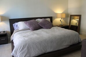 3 bedrooms, Internet, bed sheets - Les Falls 705 - Three Bedroom Beach Front-  90 day minimum rental (Marco Island)