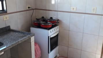 Micro-ondas, talheres/pratos/utensílios de cozinha