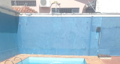 Casa com Piscina, 3 Qtos, Cabe 10 Pessoas. Próximo ao Shopping Campo Grande
