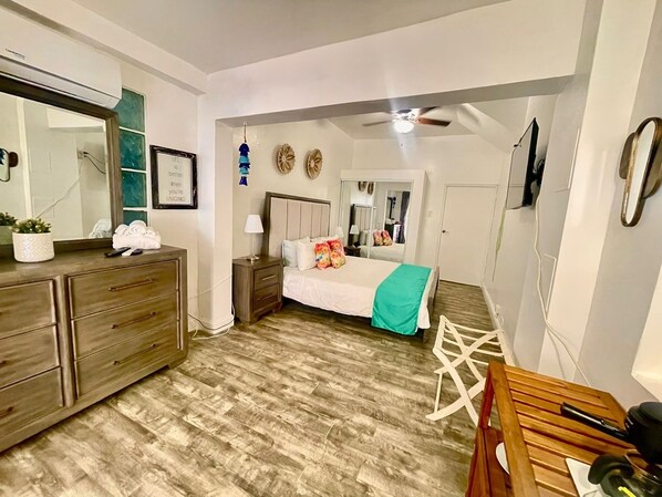 1 bedroom, iron/ironing board, WiFi, bed sheets - Casa Sevilla, Coqui Studio (San Juan)