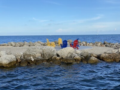 Completely Remodeled 3/3 in the heart of Key Largo (Oceanside)