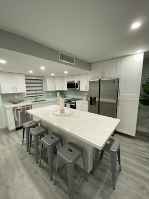 Refrigerador, microondas, horno y parrilla de estufa 