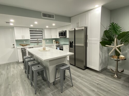 Completely Remodeled 3/3 in the heart of Key Largo (Oceanside)