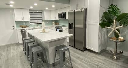 Completely Remodeled 3/3 in the heart of Key Largo (Oceanside)