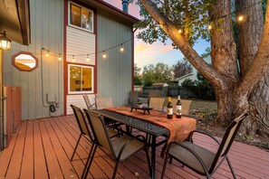 Casa, varias camas (1949 Newcastle Ct., US) | Balcón