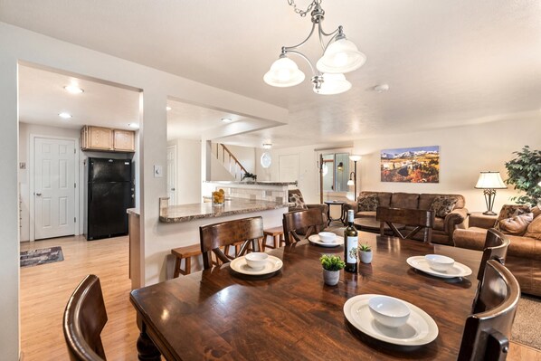 Casa, varias camas (1949 Newcastle Ct., US) | Cocina privada | Toallas de papel 