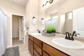 Ferienhaus, Mehrere Betten (854 W. 64th St.  Loveland) | Badezimmer | Handtücher