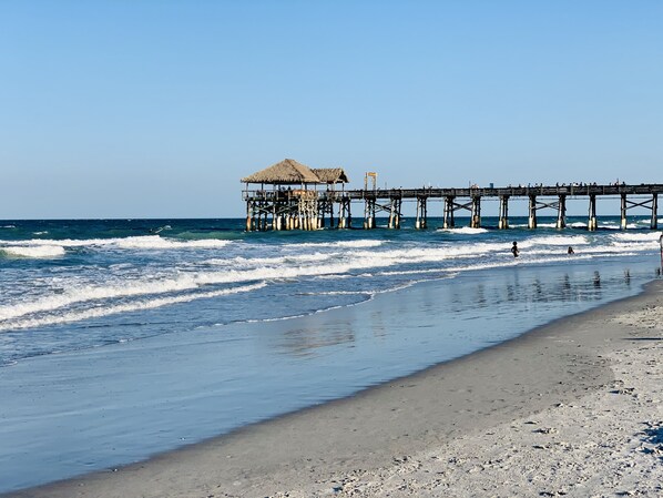 靠近海滩、沙滩椅、沙滩毛巾