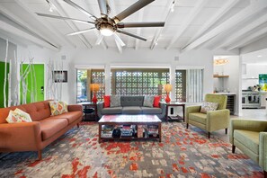 Een televisie, een open haard, videogames en een stereo