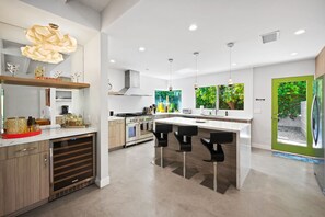 Een koelkast, een magnetron, een oven, een kookplaat