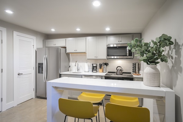 Jääkaappi, mikroaaltouuni, uuni, liesi