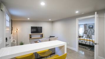 1 habitación, tabla de planchar con plancha, wifi y ropa de cama