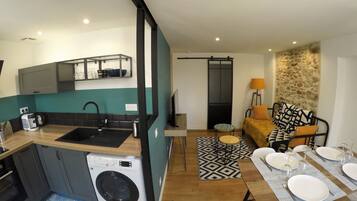 Réfrigérateur, micro-ondes, four, plaque de cuisson