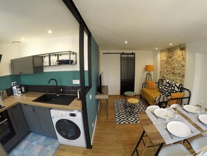 Frigorifero, microonde, forno, piano cottura