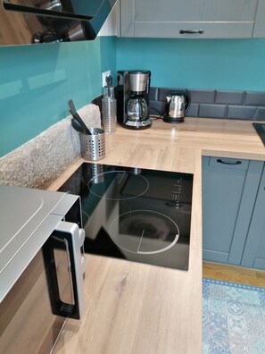 Réfrigérateur, micro-ondes, four, plaque de cuisson