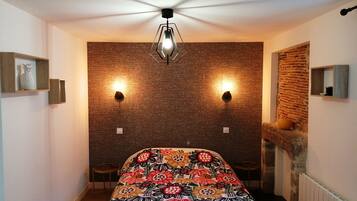 1 bedroom, bed sheets