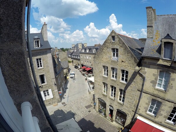 A narrow street with stone buildings, a paved area, and a clear sky. - "l'écrin de Pauline" Charme et Confort à Dinan (Dinan)
