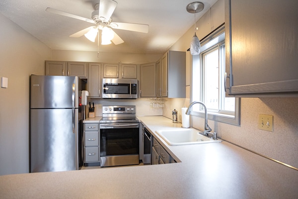 Kylskåp, mikrovågsugn, ugn och spishäll