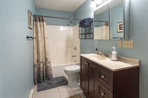 Combined shower/bathtub, hair dryer, towels, soap