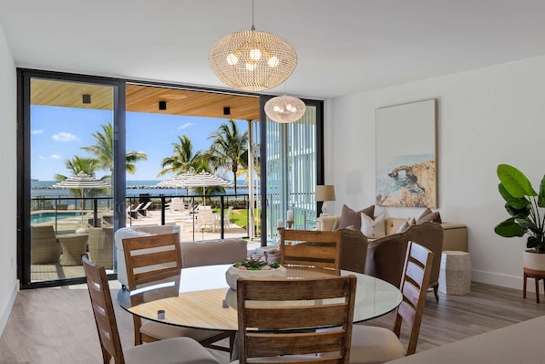 Condo (106 Inlet Way Unit 103) | Cuisine privée | Réfrigérateur, four à micro-ondes, lave-vaisselle, cafetière-théière