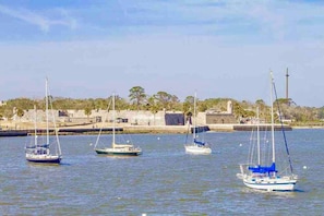 Een jachthaven met verschillende zeilboten afgemeerd.