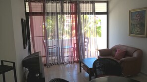 TV - Warm tropical resort, self-contained, with pool/internet/TV/parking/AC (Sosúa)