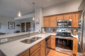 Fridge, microwave, stovetop, dishwasher