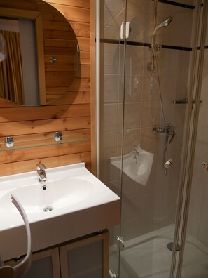 Regadera, secadora de cabello, papel de baño 