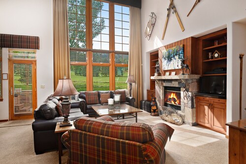 Gorgeous single family residence on the golf course w/private hot tub and AC!!
