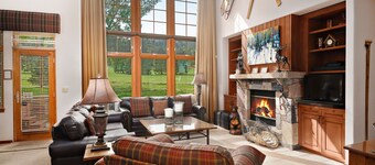 Gorgeous single family residence on the golf course w/private hot tub and AC!!