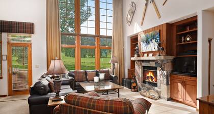 Gorgeous single family residence on the golf course w/private hot tub and AC!!