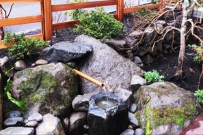 Property grounds - Zen themed private retreat in NW Portland. (Portland)