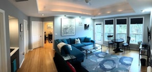 Smart TV, reproductor de DVD, libros y biblioteca musical