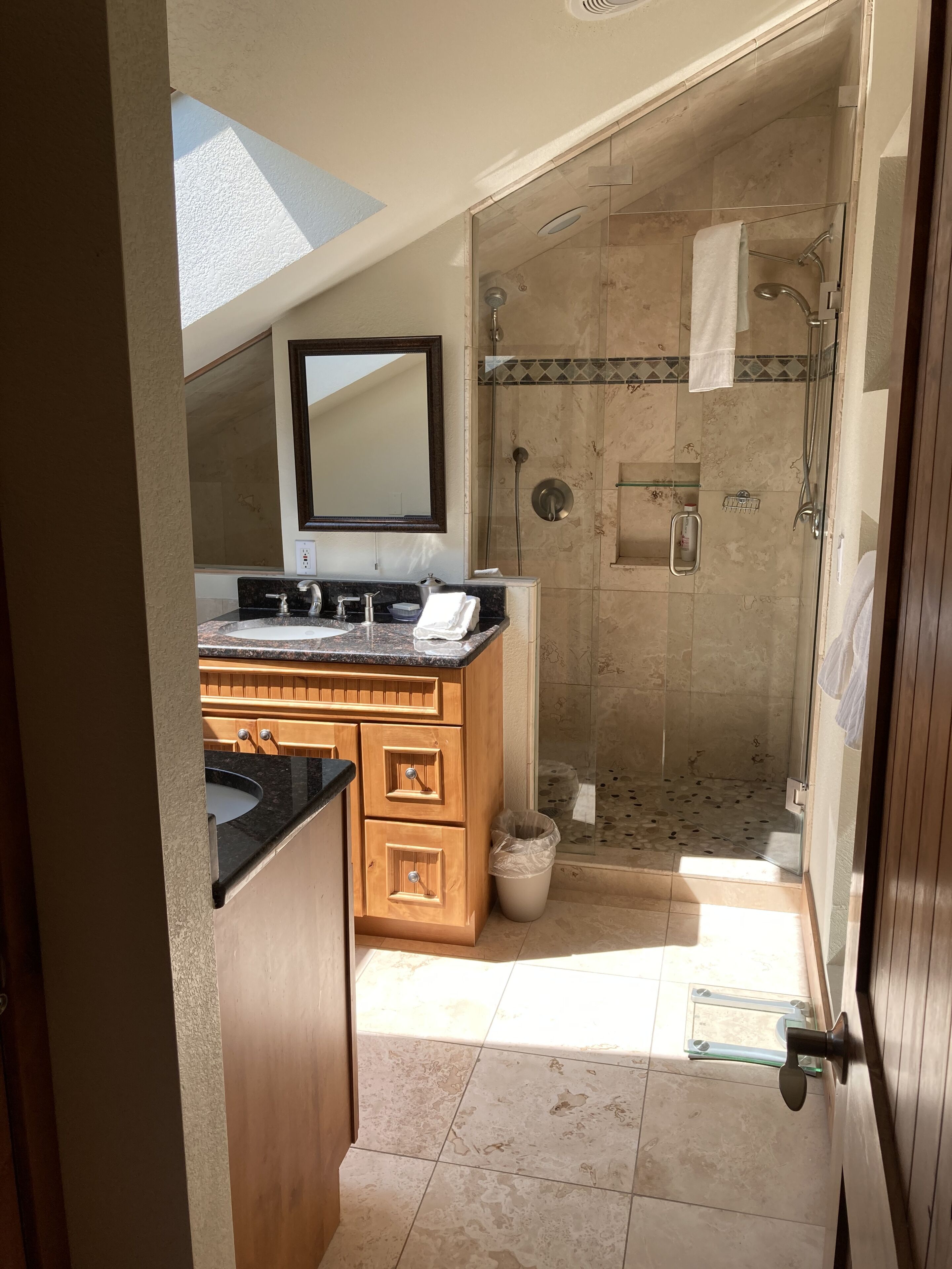 Combined shower/tub, jetted tub, hair dryer, towels