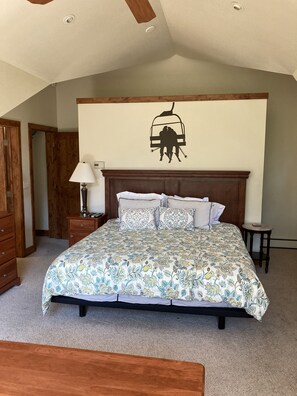 4 makuuhuonetta, työpöytä, silitysrauta/-lauta, ilmainen Wi-Fi