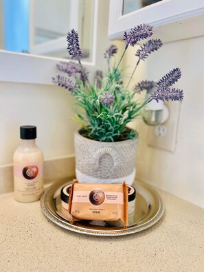 Bathroom amenities - PROMO 10% MONTHLY DISCOUNT
1br/1bath Private suite, with parking, safe area. (Anaheim)