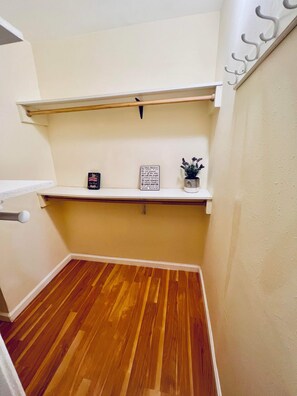 Interior - PROMO 10% MONTHLY DISCOUNT
1br/1bath Private suite, with parking, safe area. (Anaheim)