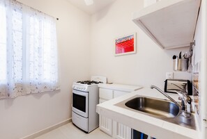 Refrigerador, horno, parrilla de estufa y cafetera y tetera 