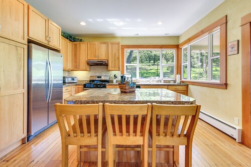 'StoryBook Glade’ Historical Homestead w/ Views!