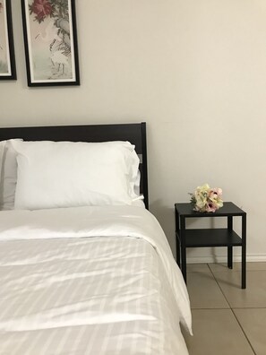 4 slaapkamers, een bureau, een strijkplank/strijkijzer, reisbedje