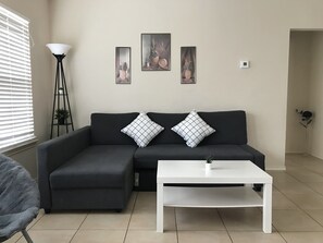 Een smart-tv en boeken